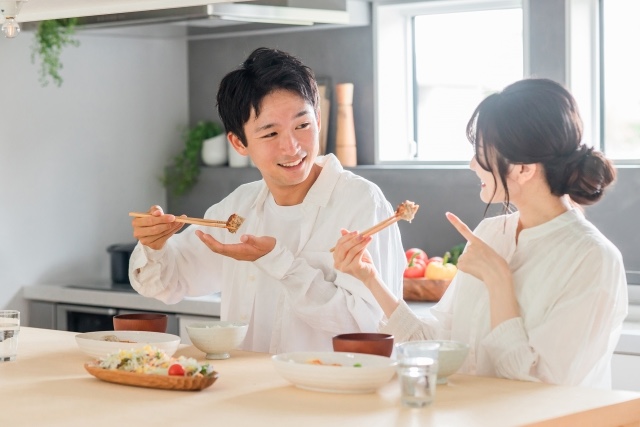 仲良く食事をするカップル